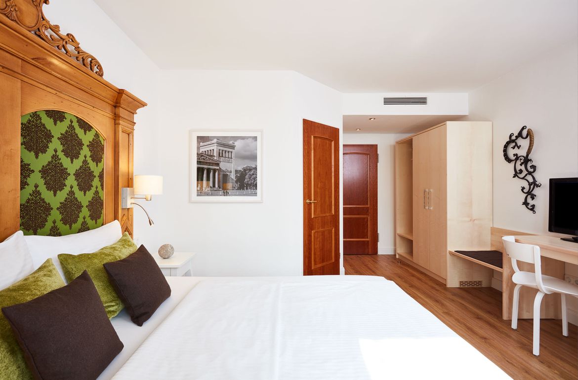 Bild Premiumzimmer mit Bett & Kleiderschrank Hotel Prinzregent