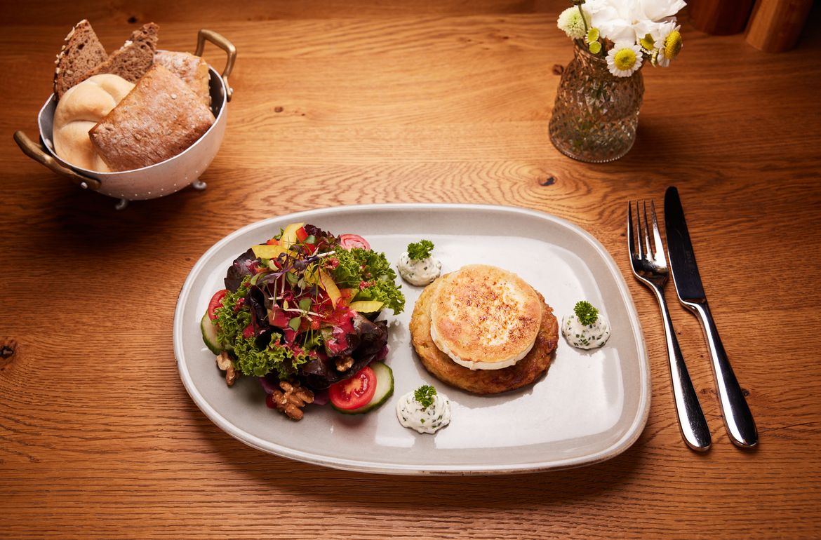 : Hauptmenü mit Brot und Blumen im Hintergrund leckeres Hauptgericht im Gasthaus DER BIERMANN
