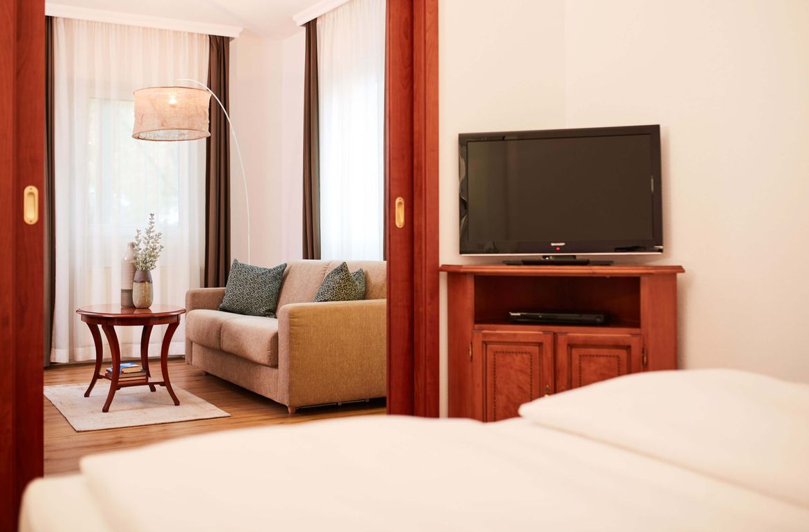 Blick auf das Wohn- & Schlafzimmer in der Suite vom Hotel Prinzregent