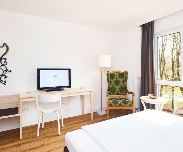 Bild helles Premiumzimmer mit Full HD Flatscreen Hotel Prinzregent